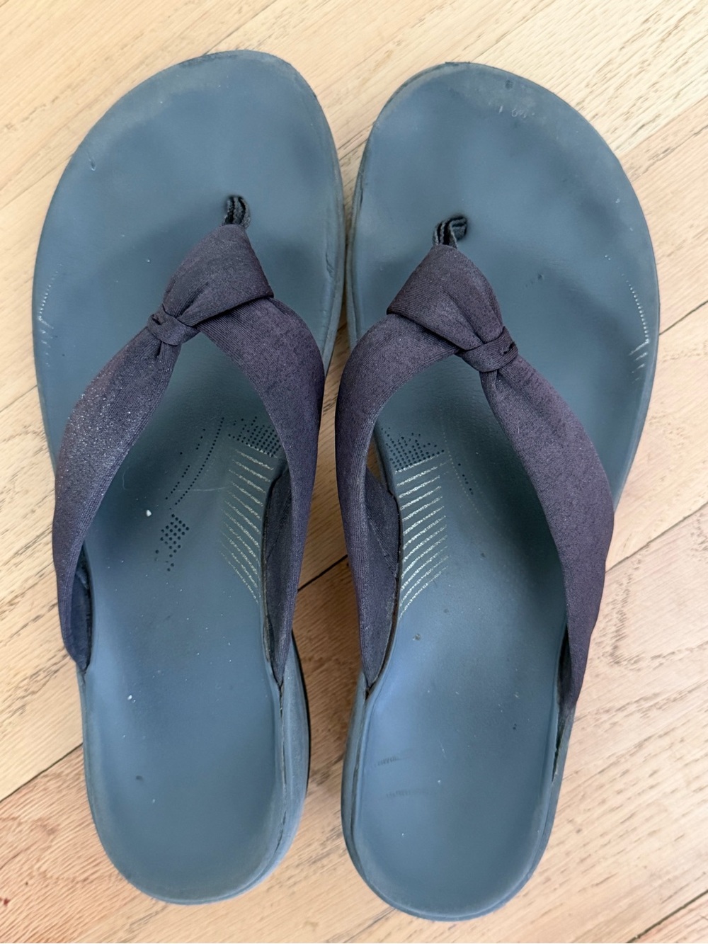 Clarks Black Knot-Detail Flip Flop Sandals